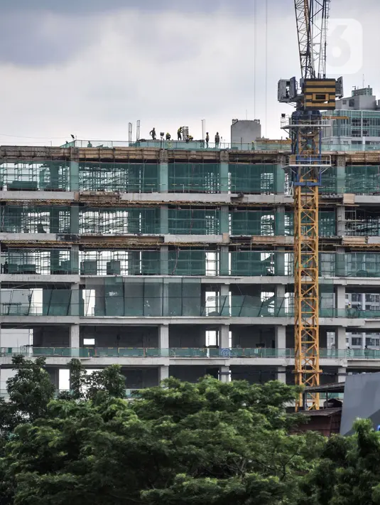 Pekerja menyelesaikan pembangunan gedung bertingkat di kawasan Jalan Jenderal Sudirman, Jakarta, Rabu (23/11/2022). Menteri Ketenagakerjaan Ida Fauziyah mengungkapkan, berdasarkan data BPJS Ketenagakerjaan yang dihitung sejak Januari-Maret 2022 angka kecelakaan kerja tercatat sebanyak 61.805 kasus yang didominasi oleh kelompok usia muda 20-25 tahun sehingga diperlukan upaya pendekatan dan promosi preventif terkait Keselamatan dan Kesehatan Kerja (K3) yang lebih intens dan inovatif. (merdeka.com/Iqbal S. Nugroho)