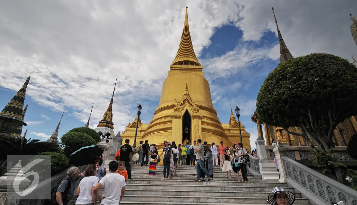 Sejumlah wisatawan tampak melihat keindahan dari Grand Palace yang didominasi oleh warna kuning emas. Grand Palace merupakan istana dari Ratu Thailand. Foto diambil pada 13 Agustus 2015. (Liputan6.com/Herman Zakharia)