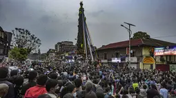 Para penyembah menarik kereta selama festival kereta Seto Machindranath di Kathmandu (9/4/2022). Seto Machindranath adalah dewa yang disembah oleh dua penganut keyakinan Hindu dan Buddha di Kathmandu. (AFP/Prakash Mathema)