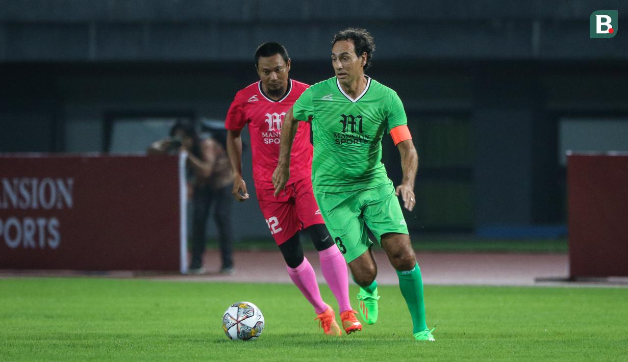 Sementara Tim Alessandro Nesta dihuni oleh Kurniawan Dwi Yulianto hingga Budi Sudarsono. (Bola.com/Bagaskara Lazuardi)