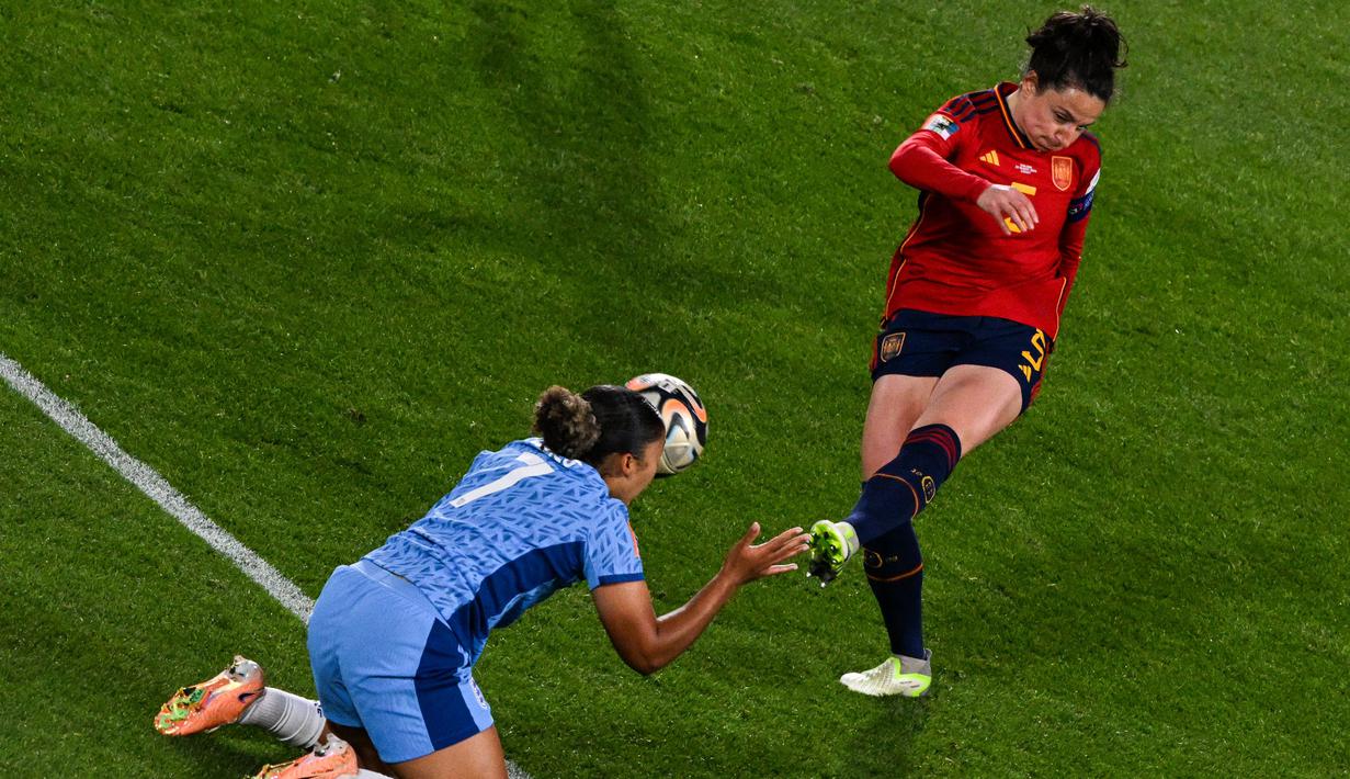 Pemain Timnas Inggris, Lauren James (kiri), berhasil menghalau bola dari tendangan pemain Timnas Spanyol, Ivana Andres (kanan), dalam pertandingan final Piala Dunia Wanita 2023 yang berlangsung di Stadium Australia, Sydney, Minggu (20/8/2023). (AFP/Saeed Khan)