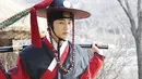 Song Jae Rim tampil memukau ketika dirinya mengenakan hanbok. Hal itu dapat dilihat saat dirinya bermain dalam drama The Moon Embracing the Sun. (Foto: soompi.com)
