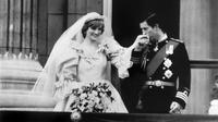 Pangeran Charles mencium tangan Diana Spencer, di balkon Istana Buckingham ketika mereka muncul di hadapan publik, 29 Juli 1981, setelah menikah di St. Paul Cathedral. (Arsip AFP)