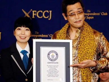 Penyanyi dan penulis lagu asal Jepang, Piko Taro menunjukan sertifikat dari Guinness World Records di Club of Japan, Tokyo (28/10).  Pikotaro meraih Guinness World Records untuk lagu terpendek yang masuk di Billboard Hot 100. (Reuters/Issei Kato)