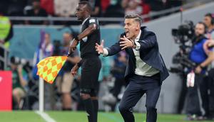 Herdman nantinya akan bersaing dengan asisten pelatih Liverpool, Giovanni van Bronckhorst, yang juga disebut Sky Sports tengah dipertimbangkan oleh PSSI. (AFP/Jack Guez)