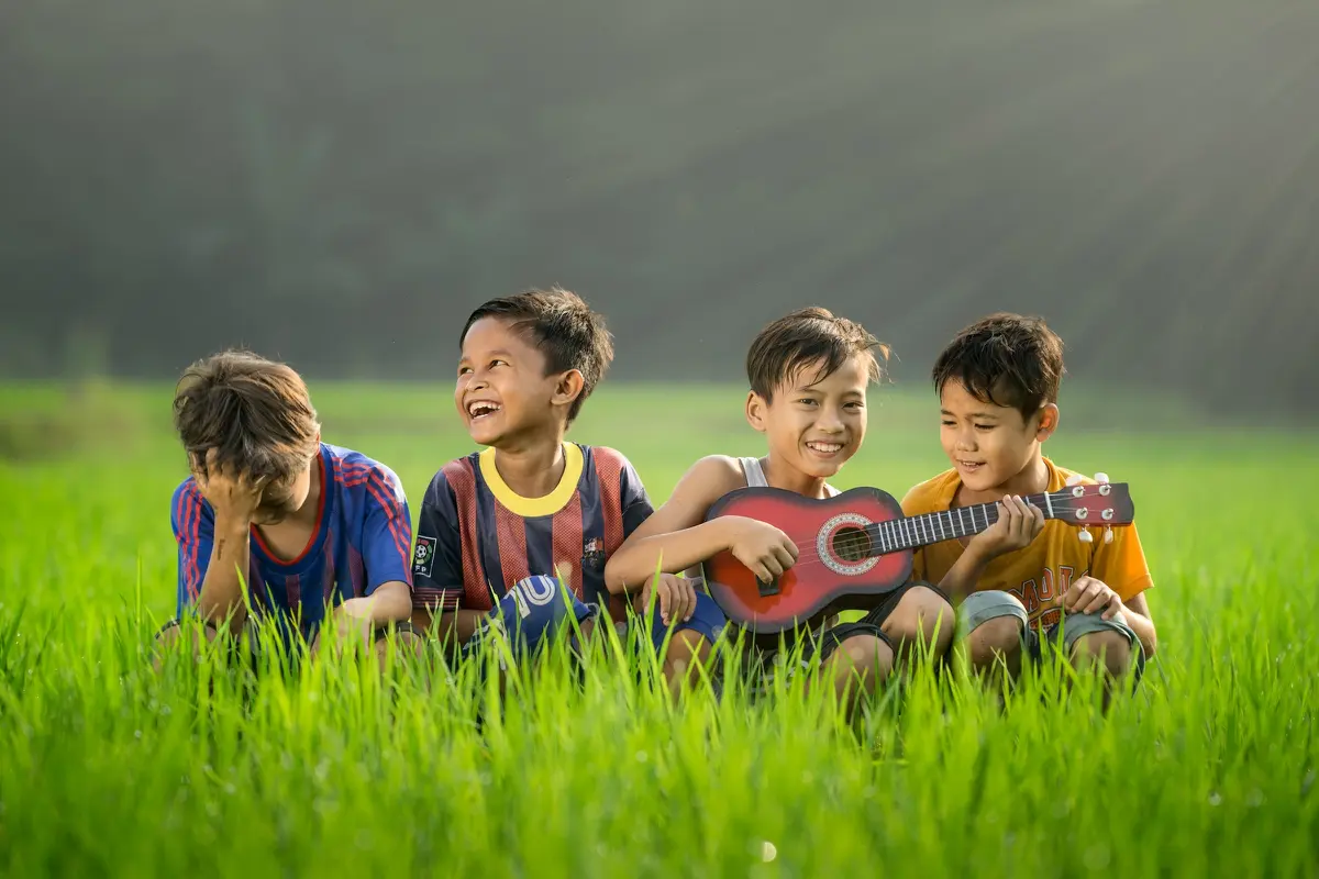 Ilustrasi anak-anak bermain, liburan sekolah