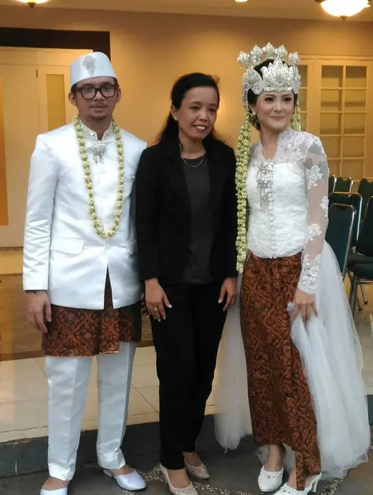 Seperti yang dikatakan sebelumnya, prosesi akad nikah dilangsungkan dengan menggunakan adat Sunda Modern. Poppy dan Gussaoki mengenakan busana adat Sunda berwarna putih tulang. (Instagram/srirejekihermawan)