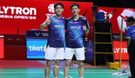 Ganda putra Indonesia, Raymond Indra/Nikolaus Joaquin, berpose setelah memastikan langkah ke semifinal Polytron Indonesia Open 2026. (Bola.com/PBSI)