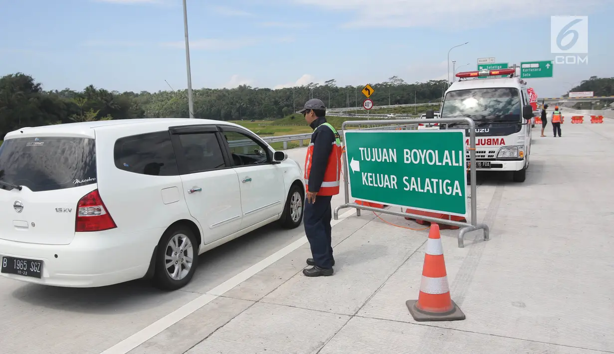 Petugas mengalihkan kendaraan pemudik di ruas Tol Salatiga-Kartasura, Barukan, Semarang, Jateng, Selasa (12/6). Pengalihan terjadi jika ada antrean panjang lebih dari 2 km jelang turunan dan tanjakan di jembatan Kali Kenteng. (Liputan6.com/Arya Manggala)