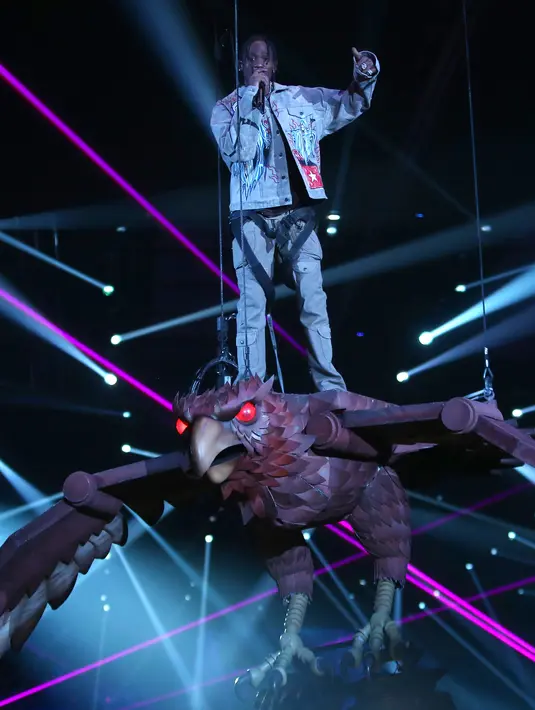 Penampilan rapper Travis Scott saat menghibur penonto di MTV European Music Awards 2017 di London, Minggu (12/11). Ajang penghargaan MTV Europe Music Awards (EMA) ini digelar di SSE Arena Wembley. (Joel Ryan/Invision/AP)