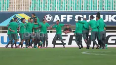 Pemain Timnas Indonesia menikmati sesi latihan sambil berpelukan pada sesi uji coba lapangan jelang leg pertama Final Piala AFF 2016  di Stadion Pakansari, Bogor (13/12/2016).  (Bola.com/Nicklas Hanoatubun)