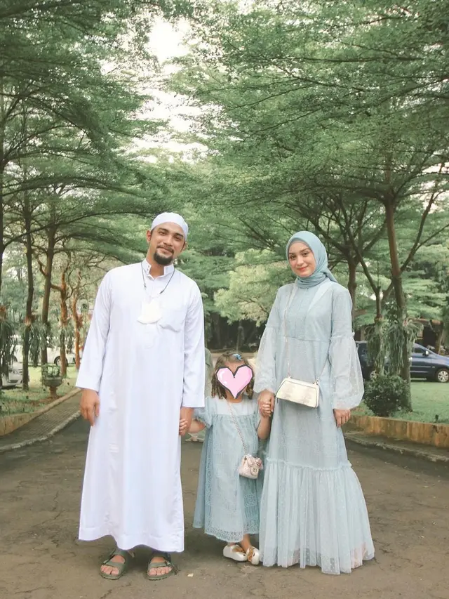 6 Potret Hila Zachira Cucu Elvy Sukaesih yang Punya Paras Menawan
