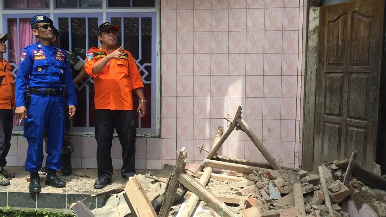 Kondisi di Garut pasca gempa yang berpusat di Tasikmalaya