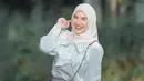 Ibu dua anak ini terlihat begitu berkarisma saat pakai outfit serba putih. Terlebih, Irish Bella tersenyum sangat lepas yang memperlihatkan sisi menawannya. Foto Irish tersenyum ini dipuji warganet cantik dan memesona. (Liputan6.com/IG/_irishbella_)