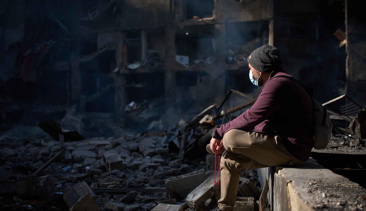 Perkembangan situasi ini menimbulkan keraguan sejumlah pihak terhadap kelanjutan rencana perundingan damai antara Iran dan Amerika Serikat (AS). Tampak dalam foto, seorang pria duduk di samping gedung apartemen yang hancur akibat serangan udara Israel sehari sebelumnya di Beirut, Lebanon, Kamis 9 April 2026. (AP Photo/Emilio Morenatti)