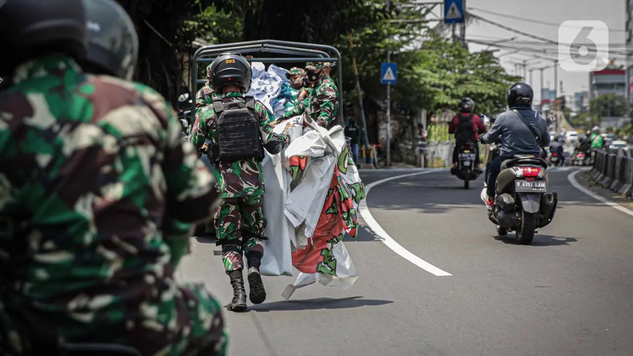 FOTO: TNI Copot Paksa Baliho Rizieq Shihab di Petamburan