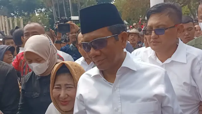 <p>Bakal calon wakil presiden (Bacawapres) Mahfud MD tiba di Tugu Proklamasi, Jakarta, Kamis (19/10/2023). Mahfud didampingi oleh sang istri, Zaizatun Nihayati (Liputan6.com/Delvira Hutabarat)</p>