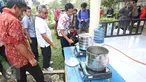 Wali Kota Depok Muhammad Idris (ketiga kiri) meninjau uji coba kompor gas yang menggunakan bahan bakar gas metan dari instalasi Tempat Pembuangan Akhir (TPA) Cipayung, Depok, Jawa Barat, Jumat (3/6). (Liputan6.com/Immanuel Antonius)