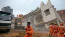 Tim penyelamat berada di lokasi gedung enam lantai yang ambruk di desa Shahberi, pinggiran kota New Delhi, India, Rabu (18/7). Dua orang dilaporkan tewas dan diduga masih ada korban yang terjebak di reruntuhan. (AP Photo/Altaf Qadri)