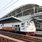 Kereta api melintas di salah satu jalur Stasiun Manggarai, Jakarta, Rabu (9/10/2019). Rencana pemindahan pelayanan KA jarak jauh dari Stasiun Gambir ke Stasiun Manggarai agar kapasitas pengguna KA semakin banyak. (merdeka.com/Iqbal S. Nugroho)