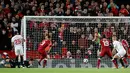 Pemain Liverpool, Roberto Firmino (ketiga kiri) berhasil mencetak gol ke gawang Sevilla dalam laga Grup E Liga Champions di Stadion Anfield, Rabu (13/9). Sevilla berhasil menahan imbang Liverpool dengan skor 2-2. (AP Photo/Frank Augstein)