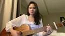 Jika menulis adalah kegiatan yang sudah lama dilakukan Tissa, namun meng-cover lagu bisa dibilang hobi barunya dalam beberapa bulan belakangan ini. Bermula dari sekadar iseng dan kini Tissa semakin sering melakukannya. (Instagram/tissabiani)