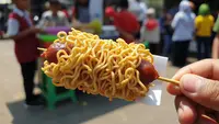 Cara Membuat Mie Gulung Sosis Crispy yang Gurih dan Renyah untuk Camilan Keluarga