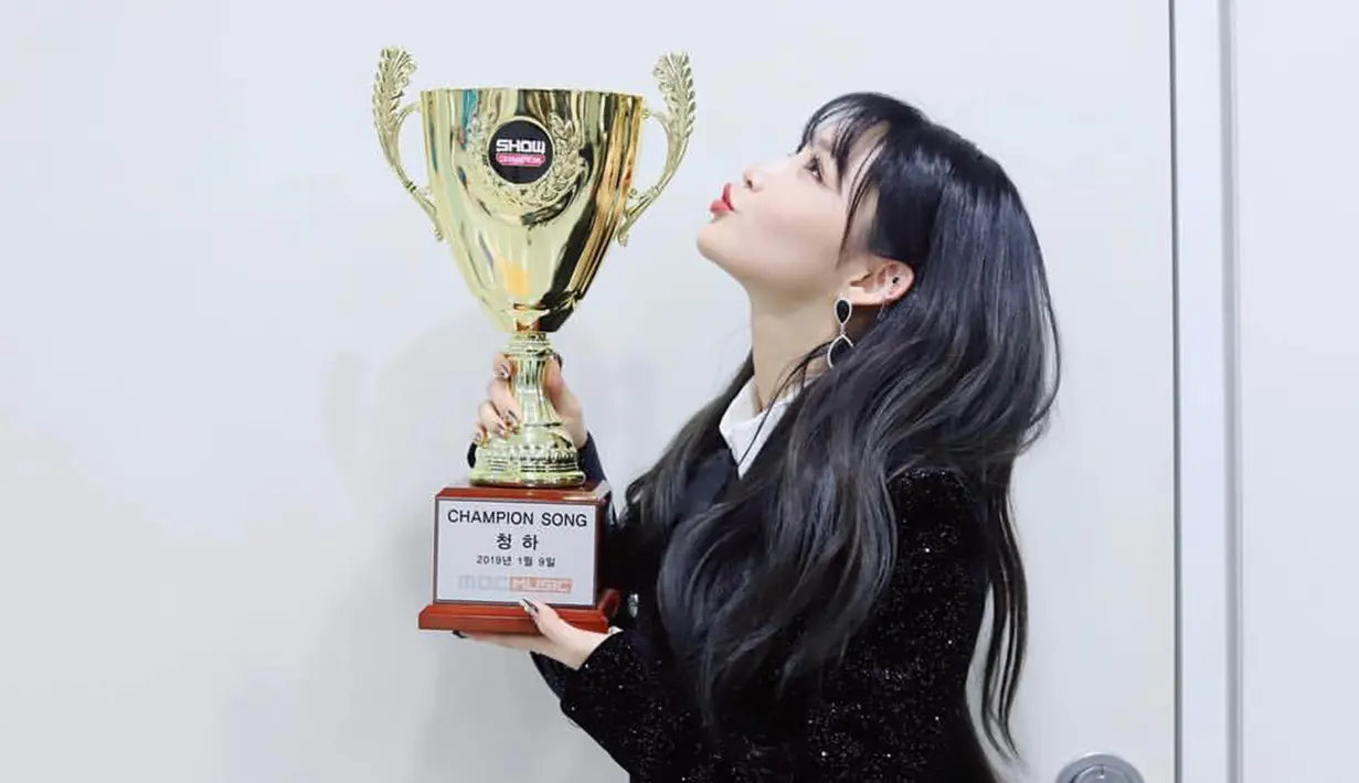 Chungha telah berkolaborasi dengan beberapa artis K-pop lainnya seperti Kim Samuel dan Ravi VIXX. (Liputan6.com/IG/@chungha_official)