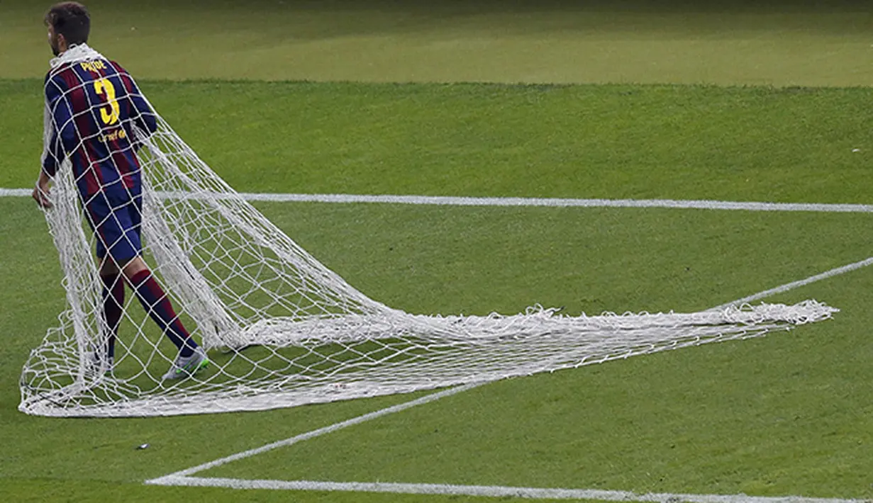 Gerard Pique bek Barcelona memotong jala gawang usai final Liga Champions melawan Juventus  di Olympiastadion, Berlin. (REUTERS Michael Dalder)