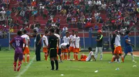 Laga FC sempat mogok saat bertanding melawan Persik di Stadion Brawijaya, Kediri (4/6/2016). (Bola.com/Robby Firly)