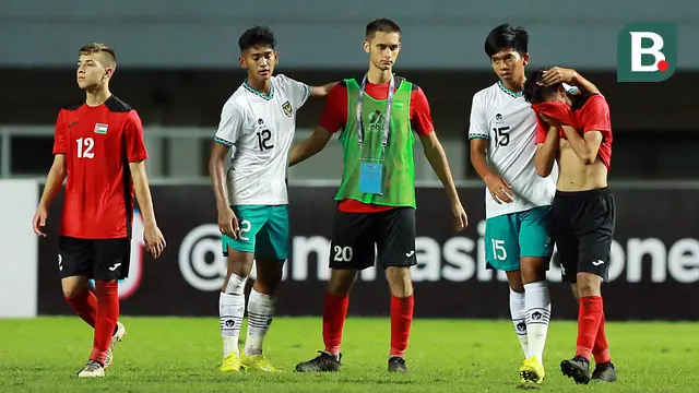 Foto: Pelukan Persahabatan Usai Laga Antara Timnas Indonesia U-17 Melawan Palestina di Kualifikasi Piala Asia U-17 2023