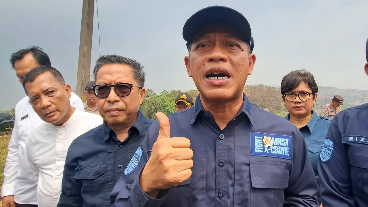 Menteri Lingkungan Hidup Hanif Faisol Nurofiq saat melakukan kunjungan kerja di Tangerang.
