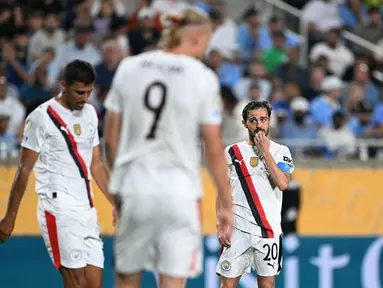 Gelandang Manchester City asal Portugal, Bernardo Silva bereaksi selama pertandingan babak 16 besar Piala Dunia Antarklub 2025 melawan Al-Hilal di stadion Camping World, Orlando, Amerika Serikat pada 30 Juni 2025 waktu setempat atau Selasa (1/7/2025) pagi WIB. (PATRICIA DE MELO MOREIRA/AFP)