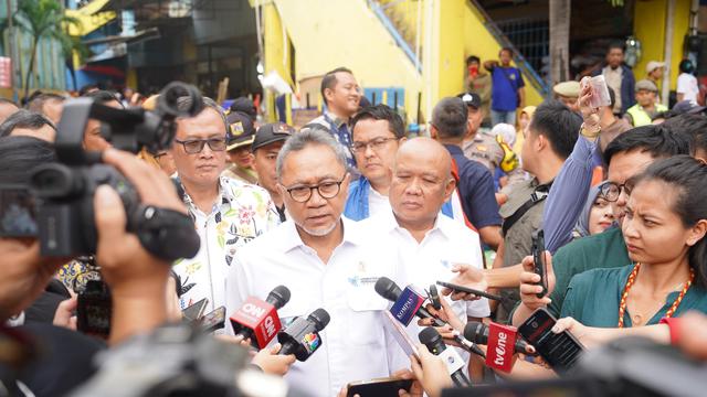 Menteri Perdagangan (Mendag) Zulkifli Hasan meninjau harga bahan pokok (bapok) di awal 2024. Tinjauan dilakukan di Pasar Palmerah, Tanah Abang, Jakarta, pada Kamis (4/1/2023). (Dok Kemendag)