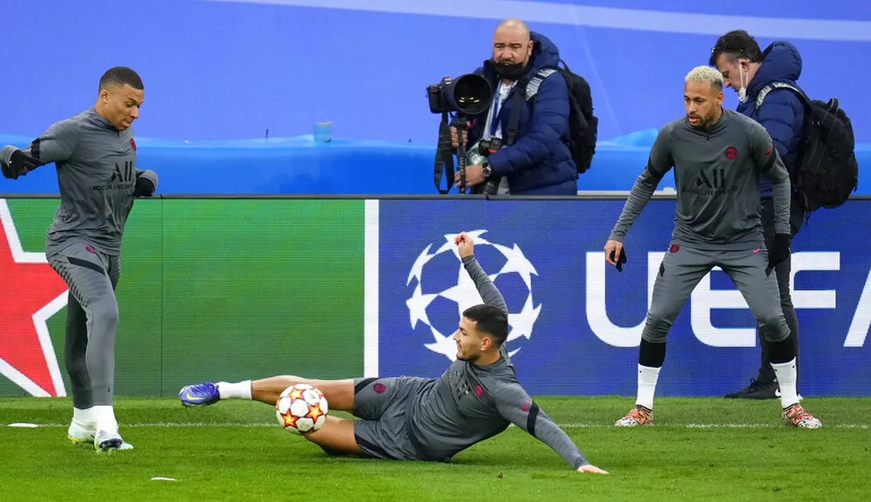 Pemain Paris Saint-Germain Kylian Mbappe (kiri), Leandro Paredes (tengah), dan Neymar mengikuti sesi latihan di Stadion Bernabeu, Madrid, Spanyol, 8 Maret 2022. Paris Saint-Germain akan menghadapi Real Madrid pada pertandingan sepak bola Liga Champions. (AP Photo/Manu Fernandez)