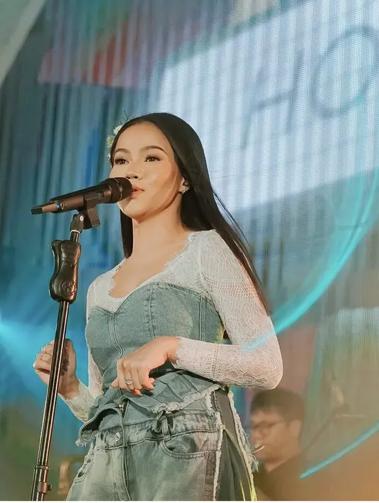 Yura Yunita pun tampil stylish dengan outer tanpa lengan model kemben denim, yang ia padukan dengan inner brokat putih serta bawahan denim yang serasi dengan outernya. @yurayunita 