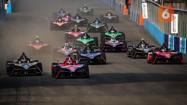Foto: Melihat Kembali Aksi Juara Dunia Formula E 2023, Jake Dennis saat Memacu Mobilnya di Jakarta E-Prix