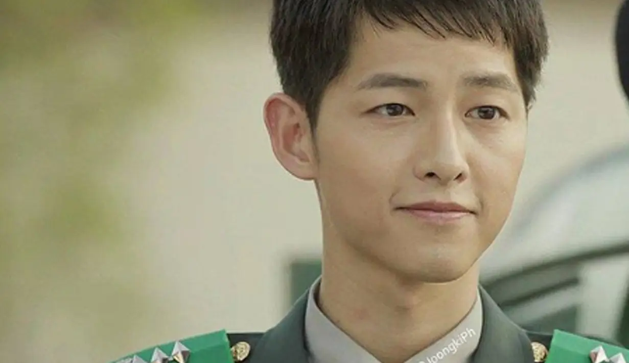 Memerakan sosok tentara, ketampanan Song Joong Ki bertambah dua kali lipat. (Liputan6.com/IG/songjoongkionly)