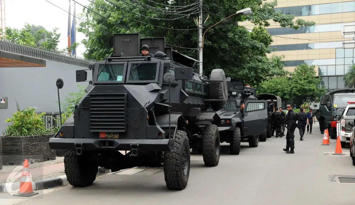 Kendaraan taktis Sat Gultor 81 Kopassus bersiaga di samping gedung Kedutaan Perancis Jl MH Thamrin, Jakarta, Kamis (14/1/2016). Ratusan petugas gabungan bersiaga pasca ledakan yang terjadi di pos polisi Sarinah, Jakarta. (Liputan6.com/Helmi Fithriansyah)