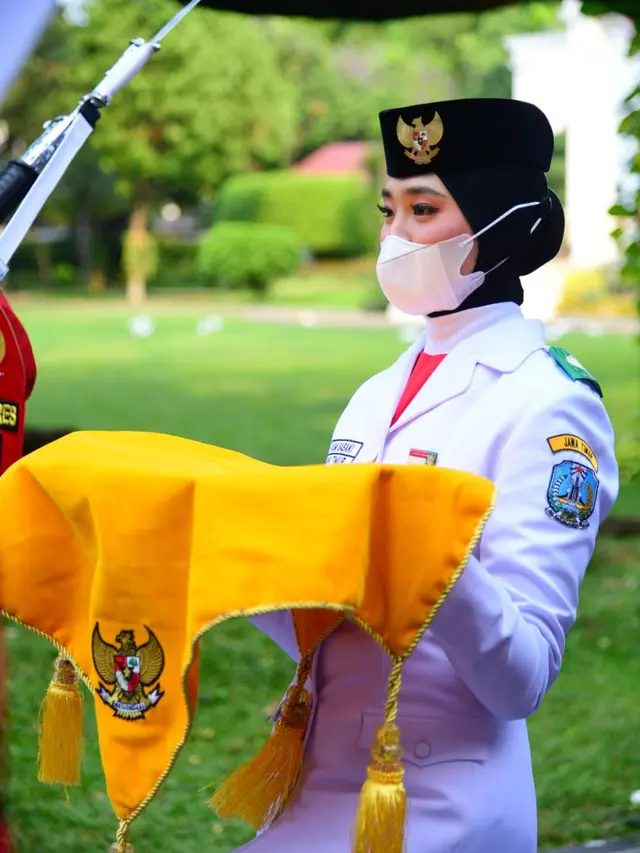Paskibraka Tim Pancasila Sakti bertugas dalam Upacara Penurunan Bendera Negara Sang Merah Putih di halaman Istana Merdeka, Rabu (17/8/2022) sore. Ayumi Putri Sasaki terpilih sebagai pembawa bendera Merah Putih saat nanti diturunkan (Istimewa)