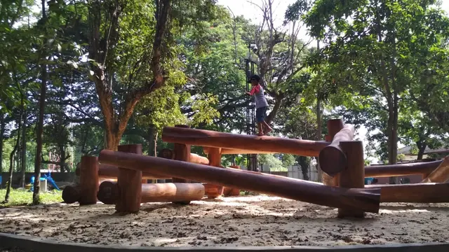 Pagi Santai di Hutan Kota Joyo Boyo