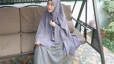 Menggunakan hijab syar'i bewarna abu serta gamis yang senada membuat pesona ibu satu anak ini kecantikannya semakin terpancar. (Liputan6.com/IG/larissachou)