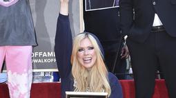 Penyanyi Avril Lavigne berpose di atas bintang barunya di Hollywood Walk of Fame setelah upacara  penghargaan untuknya, di Los Angeles, Rabu (31/8/2022). Pelantun "Bois Lie" diberikan penghargaan di 6212 Hollywood Boulevard untuk kategori Rekaman.  (Photo by Richard Shotwell/Invision/AP)