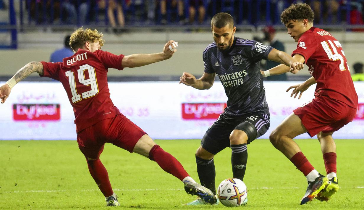 Namun, Lyon mampu bangkit dan membalikkan keadaan dengan mencetak tiga gol, masing-masing lewat dua gol Alexandre Lacazette dan Bradley Barcola. (AFP/Karim Sahib)