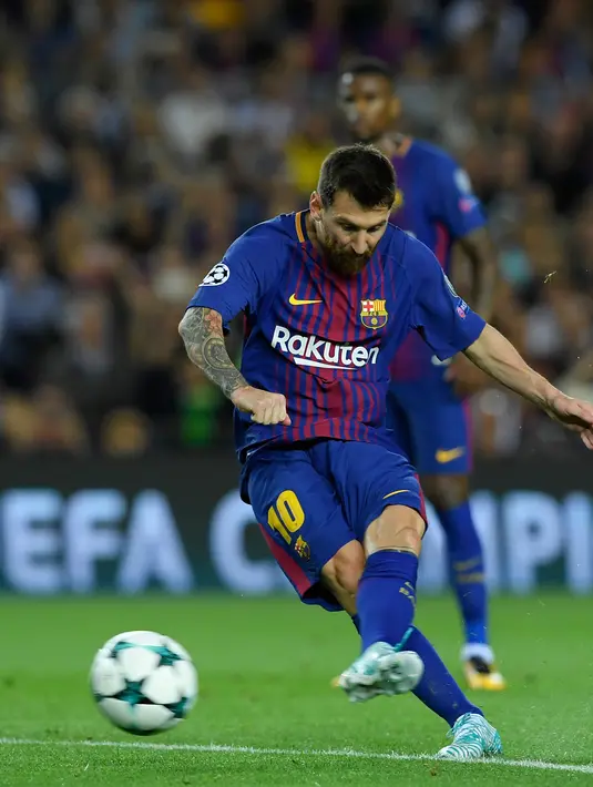 Pemain Barcelona, Lionel Messi berusaha mencetak gol ketiga dalam  babak penyisihan Grup D Liga Champions melawan Juventus di Camp Nou, Selasa (12/9). Lionel Messi jadi bintang di laga ini dengan torehan dua gol. (AFP PHOTO / LLUIS GENE)