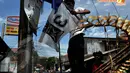  Bendera-bendera partai yang masih bertengger di tiang listrik dibersihkan oleh petugas Pemda di kawasan Mampang (7/4/2014) (Liputan6.com/Johan Tallo).