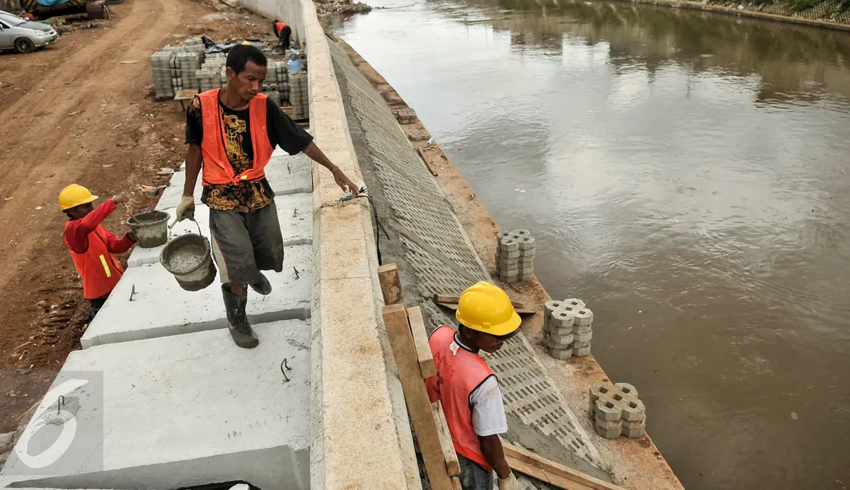 Pekerja menyelesaikan pengerjaan pada dinding parapet di proyek normalisasi Ciliwung, Bukit Duri, Jakarta Selatan, Rabu (8/2). Proyek normalisasi Ciliwung Bukit Duri ditargetkan rampung pada Mei mendatang. (Liputan6.com/Yoppy Renato)