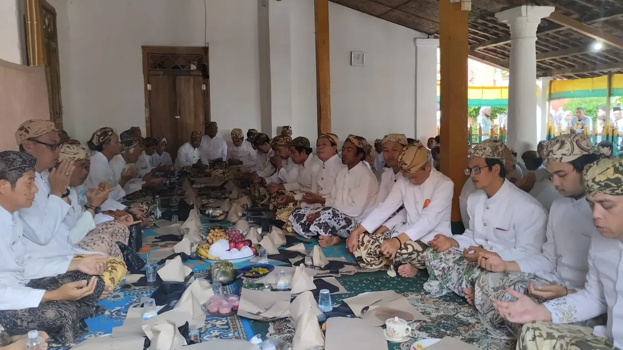 Tradisi Gerebeg Syawal 2023 Keraton Kanoman Cirebon, Warga Berebut Koin