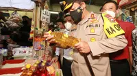 Kapolda Jatim Irjen Pol Nico Afinta mengecet stok minyak goreng di Pasar Wonokromo terkait minyak goreng. (Dian Kurniawan/Liputan6.com)