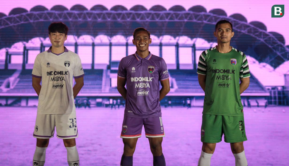 Dari kiri ke kanan: Bae Sin-yong, Muhammad Toha, dan Dhika Bayangkara berpose mengenakan jersey baru Persita Tangerang yang akan dipakai untuk mengarungi BRI Liga 1 musim 2022/2023 dalam acara Launching Team and Jersey Persita Tangerang di The Springs Club, Gading Serpong, Tangerang, Banten pada Kamis (21/06/2022). (Bola.com/Bagaskara Lazuardi)